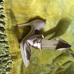 Brand new, never worn JustFab high heels
